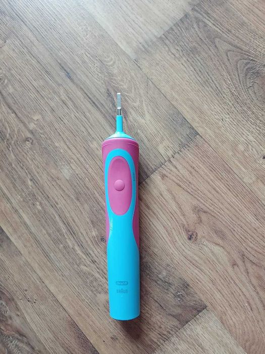 Oral-B szczoteczka elektryczna dla dzieci+ładowarka+4 końcówki