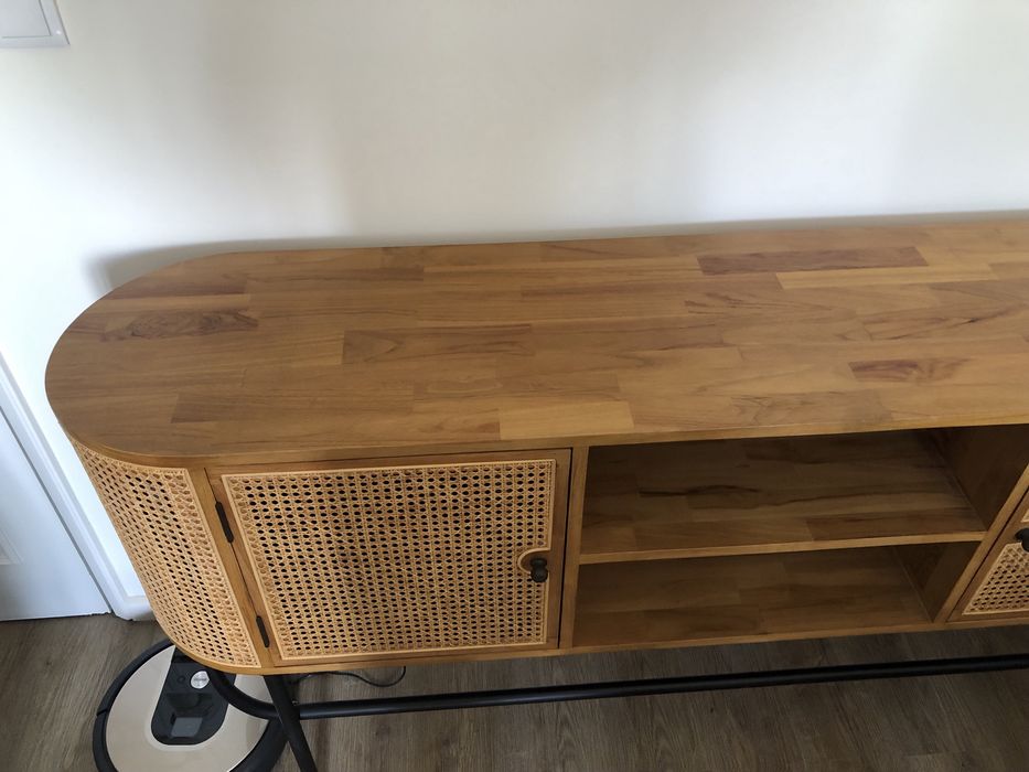 Móvel aparador em rattan e estrutura metalica