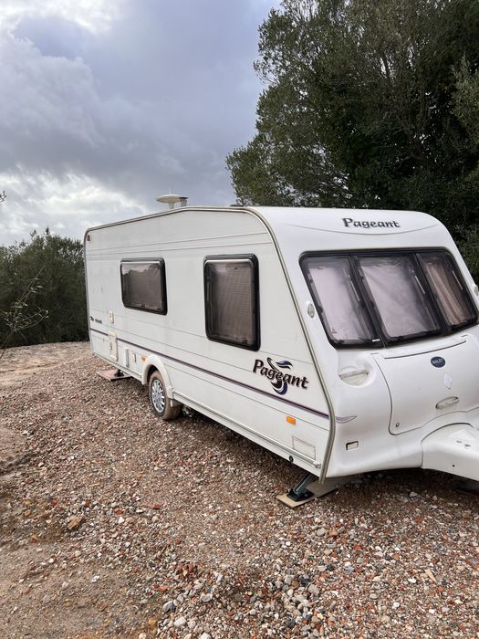 Caravana com grande casa de banho