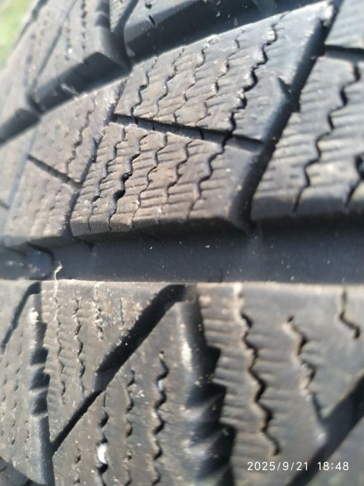 Продам зимню резину 225,45,17