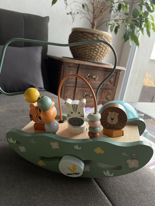 Drewniany sprter z koralikami i elementem