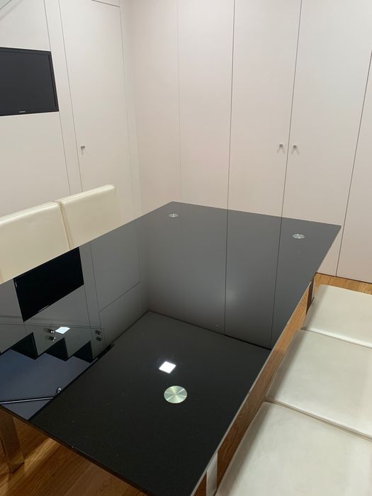 Mesa de vidro preto mais 6 cadeiras brancas