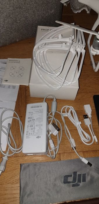 DJI phantom 4 + 2 baterii + osłony śmigieł