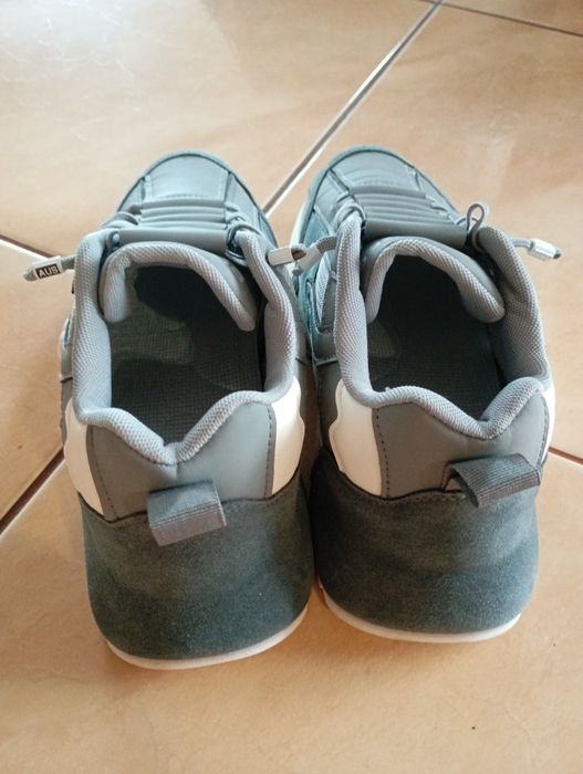 Sprzedam szare buty