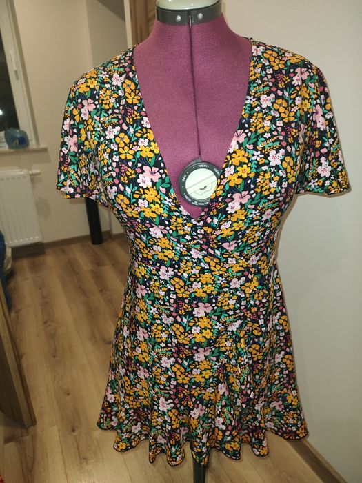 Sukienka w kwiaty Sinsay rozmiar XS