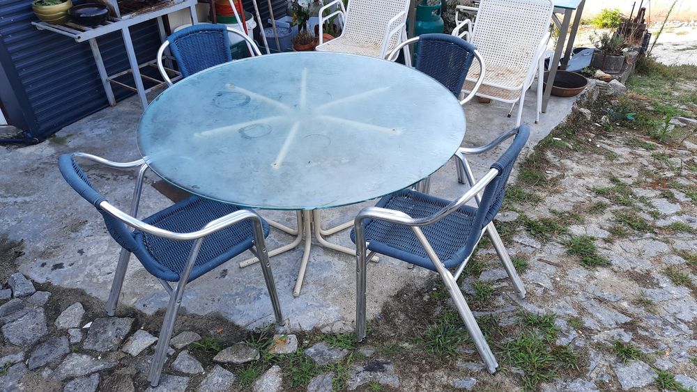 Mesa redonda com tampo em vidro. 4 cadeiras.
