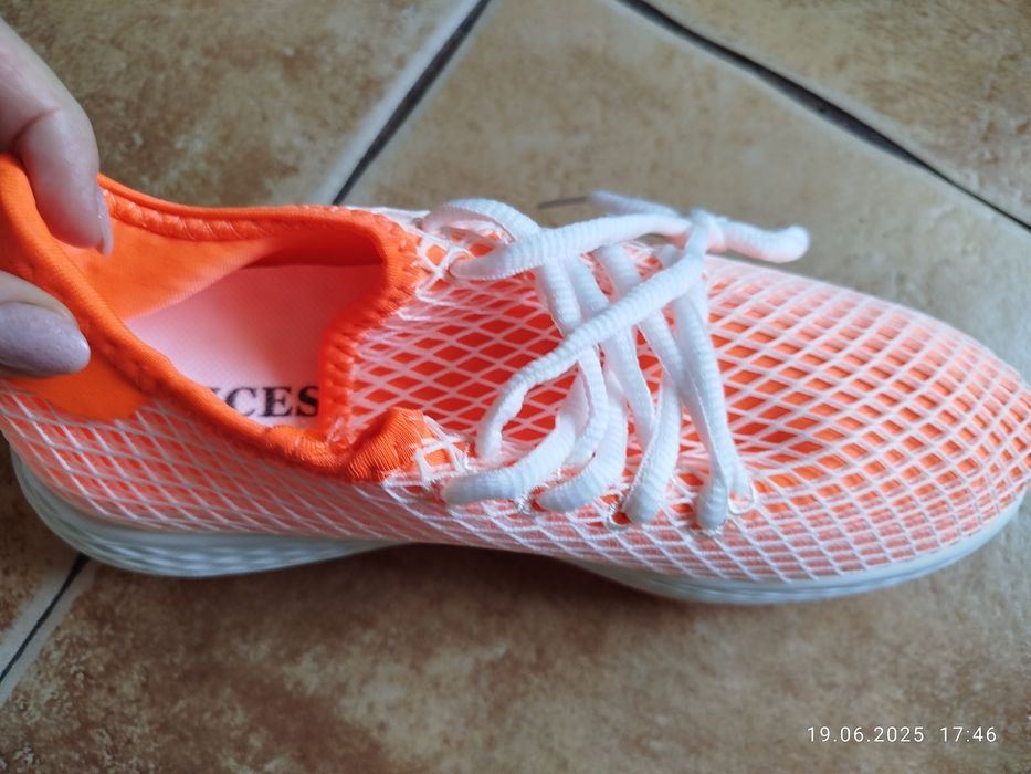 Pomarańczowe adidasy