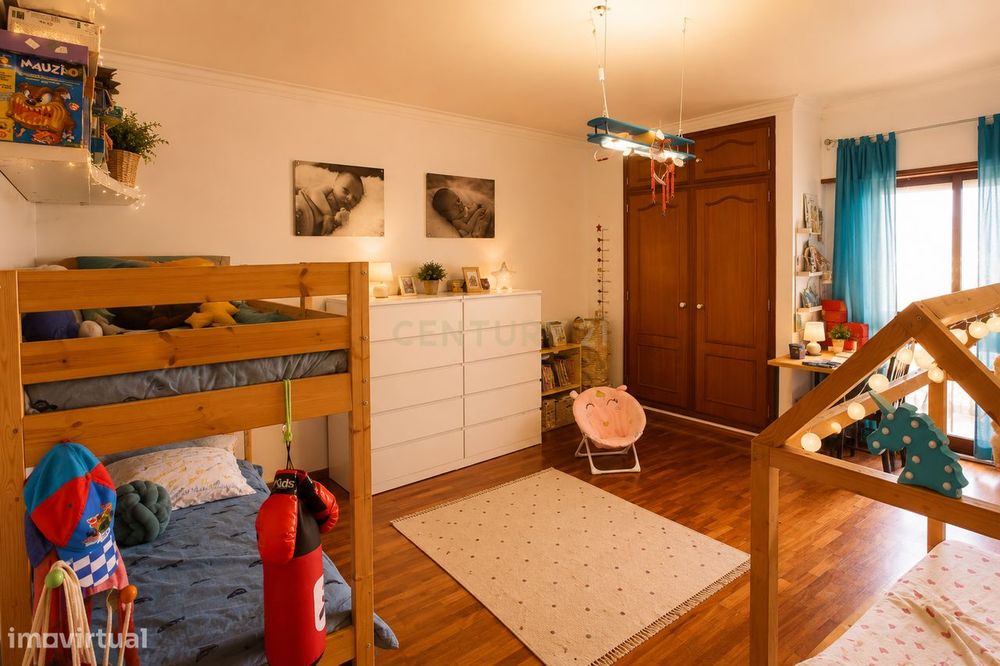 Fantástico T3 com 115m², Vista Rio Desafogada e Garagem Box – Casal da