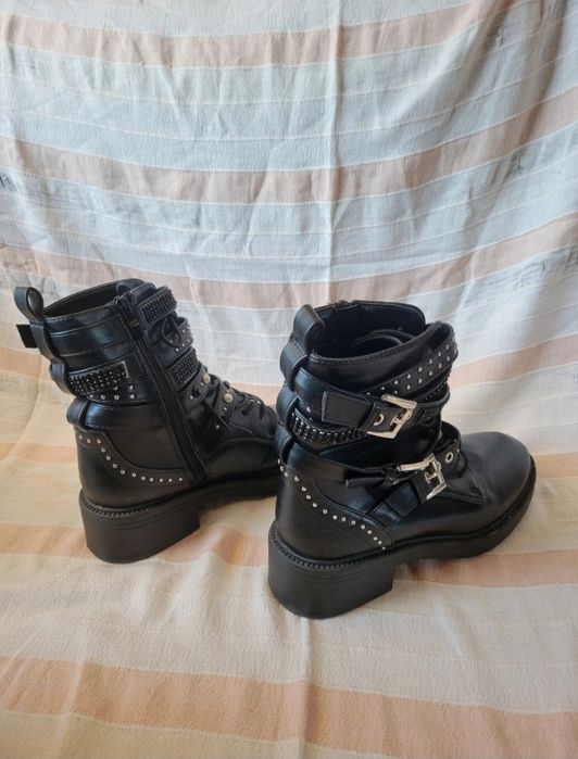 Botas pretas tamanho 39