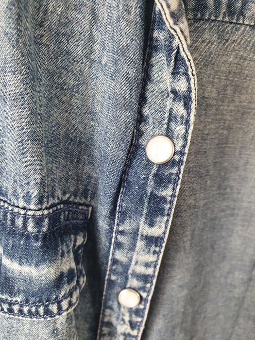 Jeansowa koszula Reserved  z ozdobnymi perłowymi guziczkami.