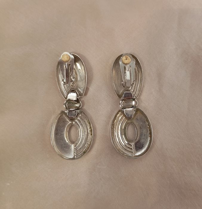 Клипсы из серебристого металла