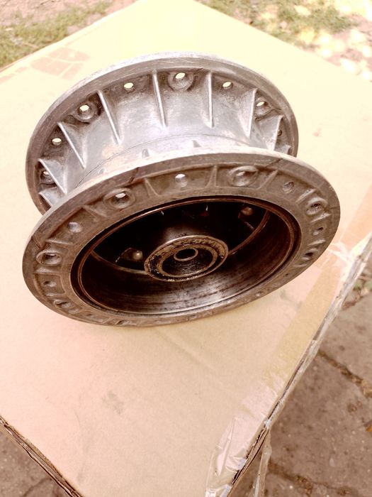 Ступиця(барабан)+вісь переднього колеса мотоцикла cz cross(без кришки)