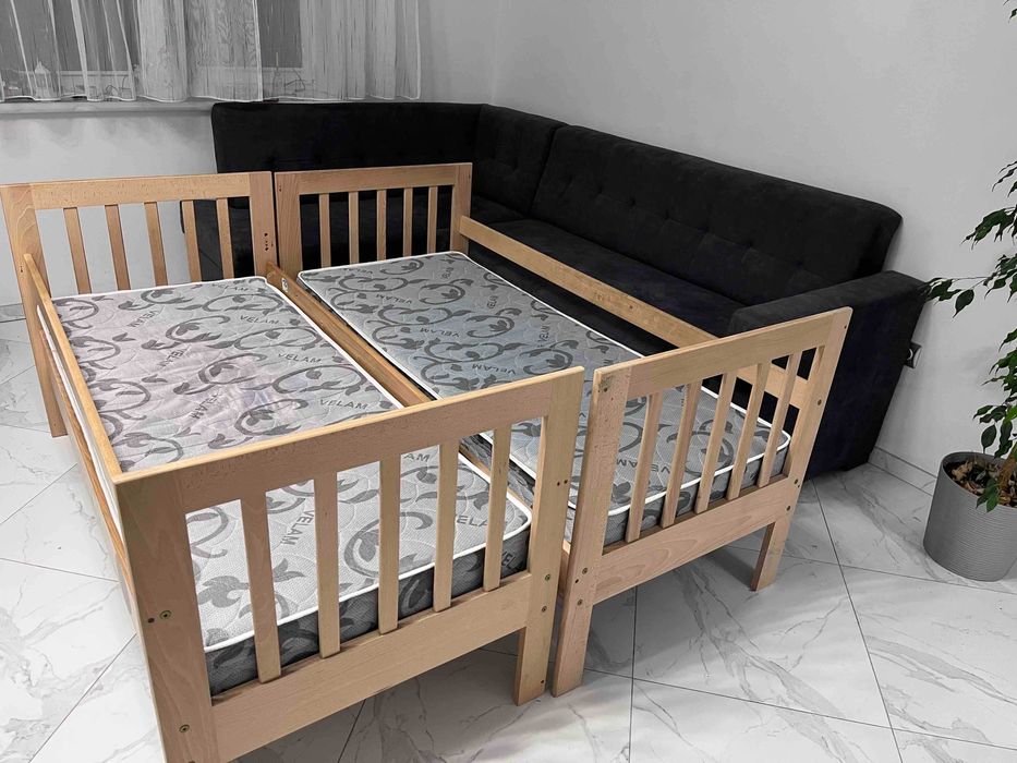 Продається двоярусне ліжко з матрацами .