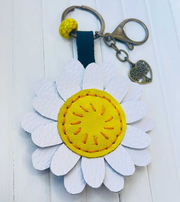 Brelok skórzany rumianek do kluczy zawieszka do torebki, handmade