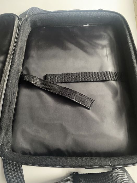 Czarna torba na laptopa