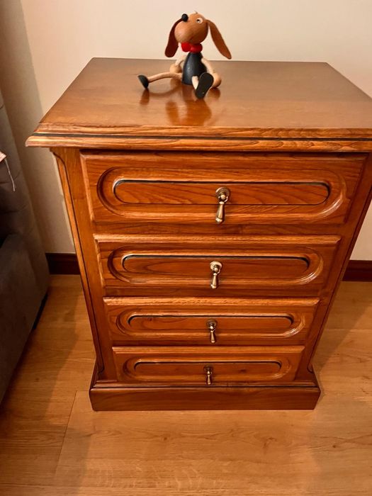 Cama de casal + mesinha de cabeceira