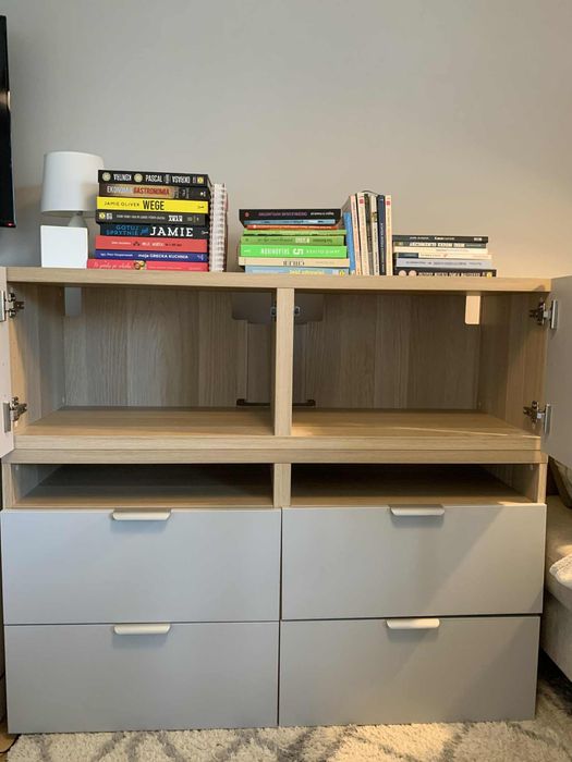 Szafka RTV IKEA BESTÅ – biały / front Krukmakare beżowy – 120x42x48 cm