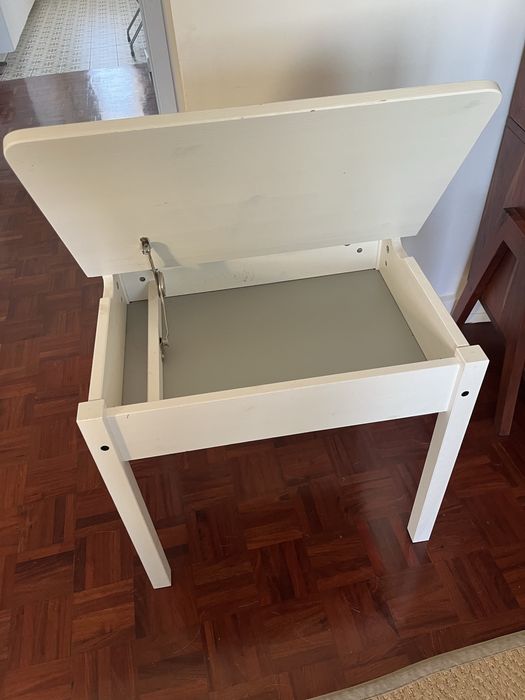 Secretaria e cadeira crianca