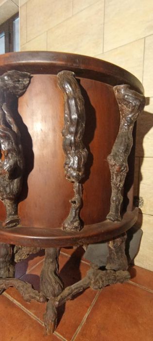 Bar de madeira e banco