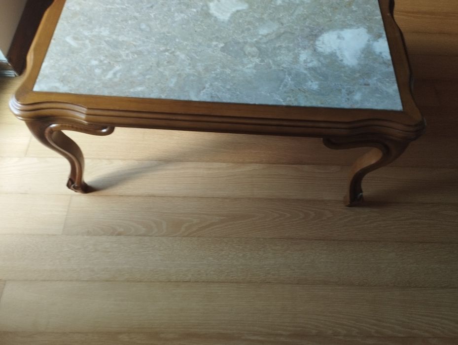 Mesa de apoio com pedra mármore.