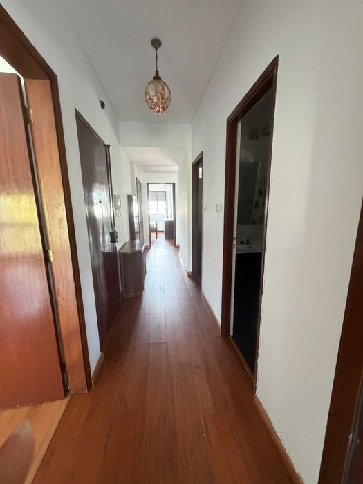 Arrenda-se T2+1, com garagem individual e fechada.