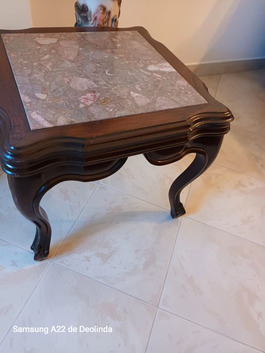 Mesa de sala com tampo de mármore
