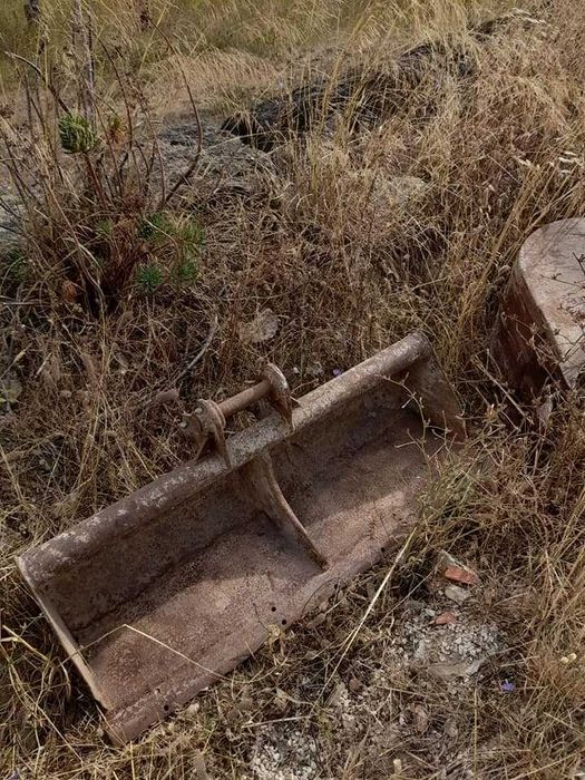 Diversos baldes para máquina Jcb e um riper