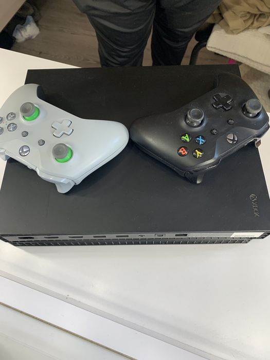 Продам Xbox one X на 1TB