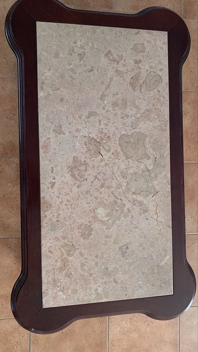 Mesa de centro em madeira e tampo em pedra marmore