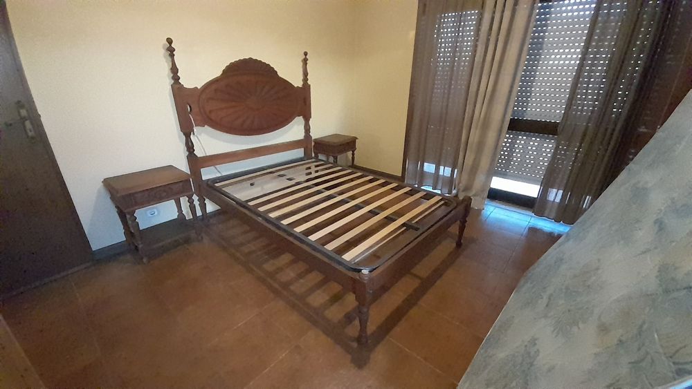 Cama de madeira e duas mesinhas