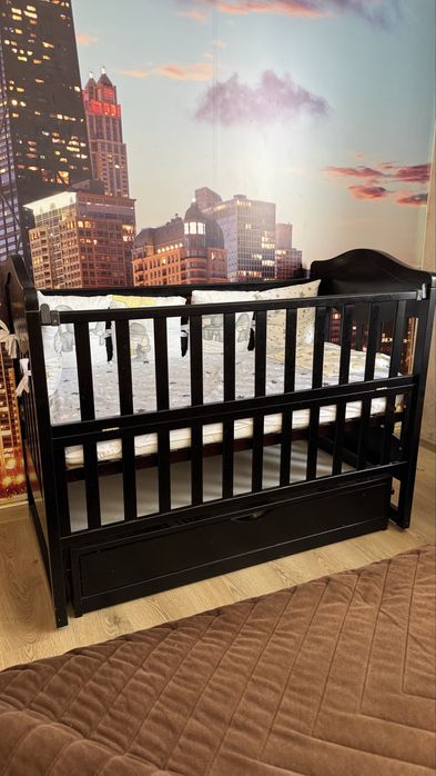 Дитяче ліжечко з маятником та матрасом