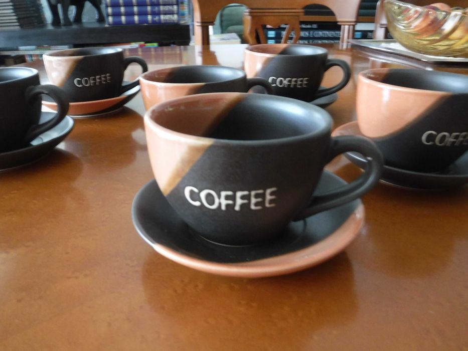 Chávenas coffee cor de café com pires (Preço do par de duas unidades)