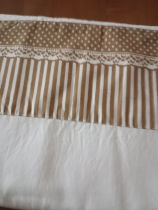 Lençol branco com barra castanho de 1,80 x 2,10cm