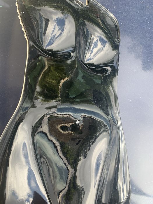 Manequins expositores para fatos de banho pretos e brancos .
