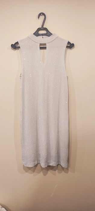 Elegancka i seksowna sukienka