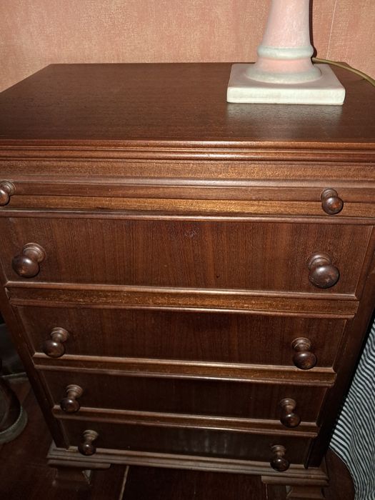 Mesa de cabeceira em mogno maciço