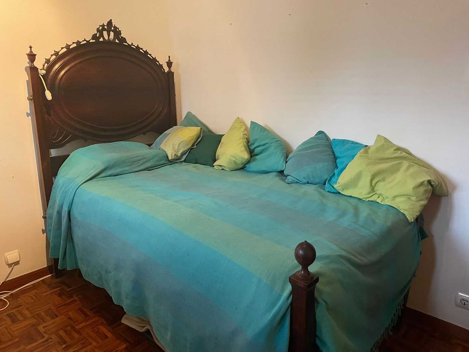 Cama Dona Maria em bom estado com colchão feito à medida