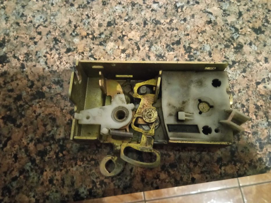 Замок передній правий дверки 96FG-A219A64-AB Фієста Кур’єр Мк4 Dopre