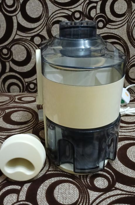 Центробежная соковыжималка Kenwood JE500 белого цвета. 
Тип: центробеж