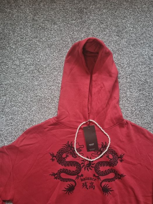 Czerwona bluza z kapturem