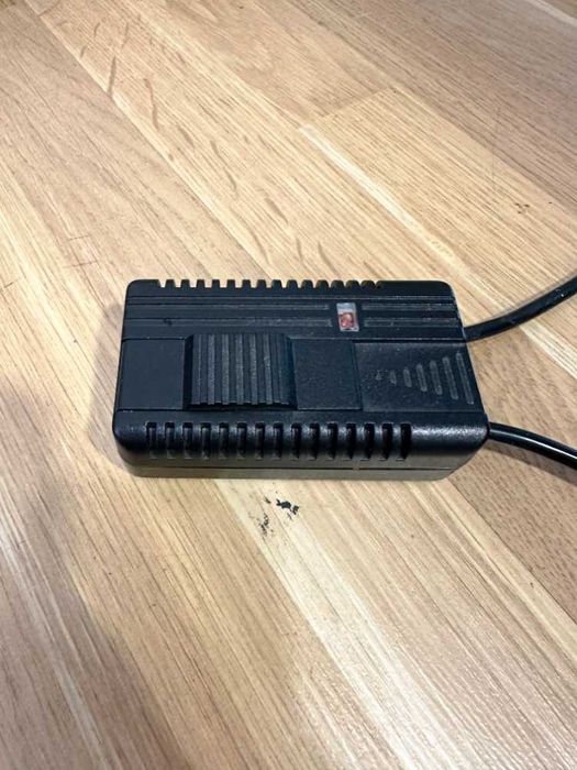 Candeeiro de pé de halogéneo, em preto e dourado