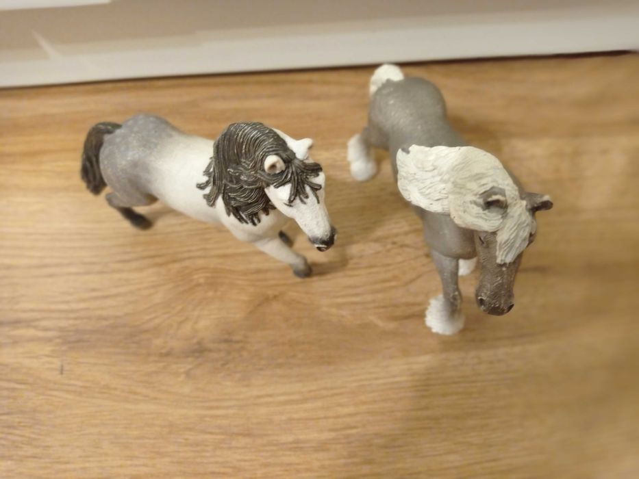 Konie- figurki Schleich + źrebak gratis