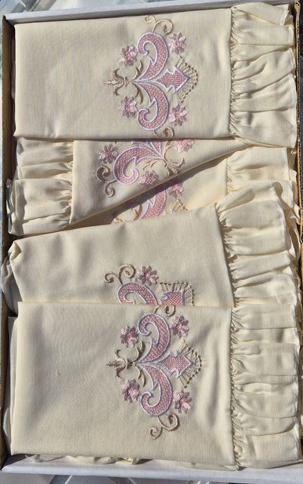 Lençóis creme e rosa