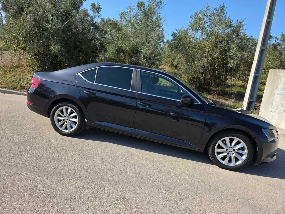 Škoda Superb 1.6 TDI Style 2018 — IUC pago, revisões em dia foto 4