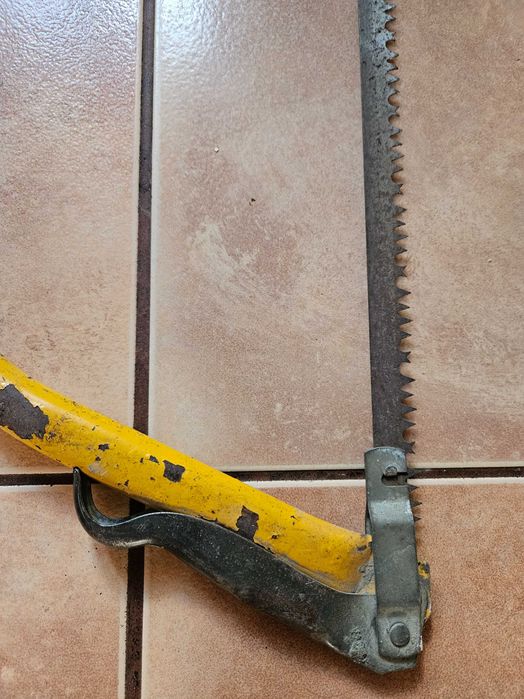 Stara piła ręczna do cięcia drewna