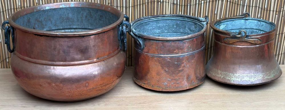 Baldes em cobre martelado com pega em ferro forjado, antiguidades