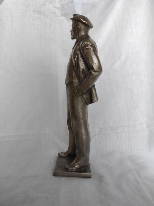 Статуетка Ленін, який стоїть