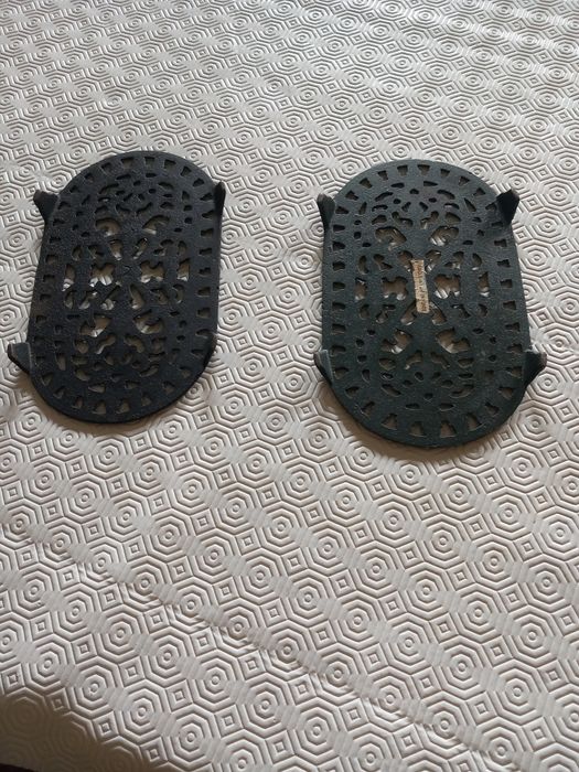 Duas bases para tachos em ferro fundido  como novas