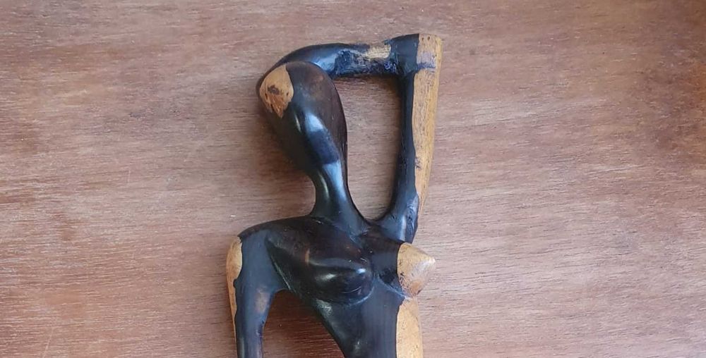 Esculturas de homem e de mulher