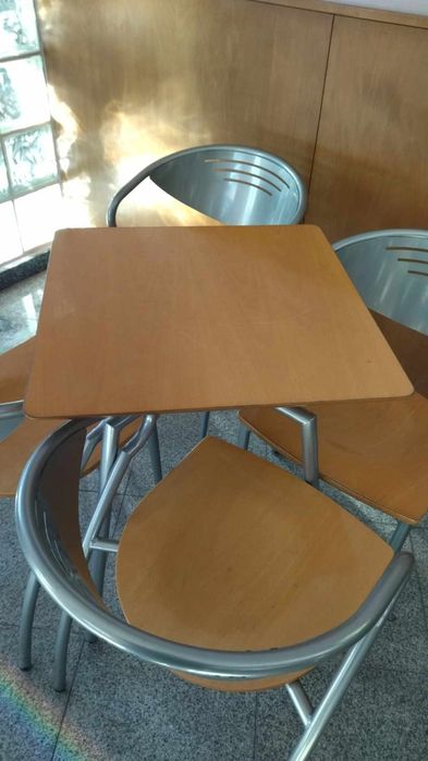 Conjunto de mesas e cadeiras